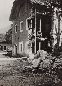 Album "Min verdenskrig - minder om den sydvestlige front i Kärnten, Italien, Trentino-Alto Adige) 31/03/1915-12/11/ 1918 - Josef Zohles Vienna ": murbrokker i Valbruna (s/h pho af Josef Zohles
