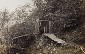 Album "Min verdenskrig - minder om den sydvestlige front i Kärnten, Italien, Trentino-Alto Adige) 31/03/1915-12/11/ 1918 - Josef Zohles Vienna ": militær barak (s/h foto) af Josef Zohles