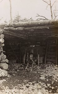 Album "Min verdenskrig - minder om den sydvestlige front i Kärnten, Italien, Trentino-Alto Adige) 31/03/1915-12/11/ 1918 - Josef Zohles Vienna ": hytte med kanon (s/h foto) af Josef Zohles