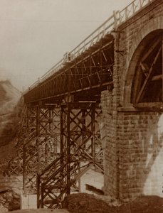 Album "Min verdenskrig - minder om den sydvestlige front i Kärnten, Italien, Trentino-Alto Adige) 31/03/1915-12/11/ 1918 - Josef Zohles Wien ": rekonstrueret bro (s/h p) af Josef Zohles
