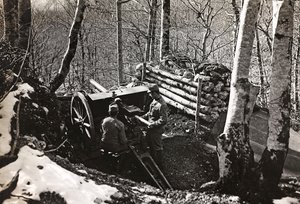 Album "Min verdenskrig - minder om den sydvestlige front i Kärnten, Italien, Trentino-Alto Adige) 31/03/1915-12/11/ 1918 - Josef Zohles Vienna ": Soldater med kanon (s/h p) af Josef Zohles