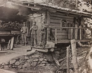 Album "Min verdenskrig - minder om den sydvestlige front i Kärnten, Italien, Trentino-Alto Adige) 31/03/1915-12/11/ 1918 - Josef Zohles Wien ": boligbetjente (s/h foto) af Josef Zohles