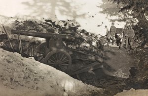 Album "Min verdenskrig - minder om den sydvestlige front i Kärnten, Italien, Trentino-Alto Adige) 31/03/1915-12/11/ 1918 - Josef Zohles Vienna ": Soldater med kanon i Pra af Josef Zohles