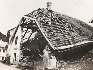 Album "Min verdenskrig - minder om den sydvestlige front i Kärnten, Italien, Trentino-Alto Adige) 31/03/1915-12/11/ 1918 - Josef Zohles Wien ": murbrokker af et hus i Ugoviz af Josef Zohles