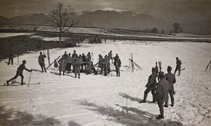 Album "Min verdenskrig - minder om den sydvestlige front i Kärnten, Italien, Trentino-Alto Adige) 31/03/1915-12/11/ 1918 - Josef Zohles Wien ": soldater på ski (s/h foto) af Josef Zohles