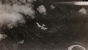 Album "Min verdenskrig - minder om den sydvestlige front i Kärnten, Italien, Trentino-Alto Adige) 31/03/1915-12/11/ 1918 - Josef Zohles Vienna ": et østrigsk fly flyver ove af Josef Zohles