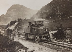 Album "Min verdenskrig - minder om den sydvestlige front i Kärnten, Italien, Trentino-Alto Adige) 31/03/1915-12/11/ 1918 - Josef Zohles Wien ": militærkøretøjer langs af Josef Zohles