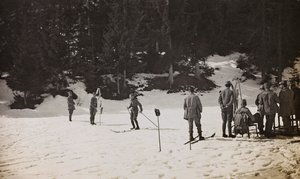 Album "Min verdenskrig - minder om den sydvestlige front i Kärnten, Italien, Trentino-Alto Adige) 31/03/1915-12/11/ 1918 - Josef Zohles Wien ": soldater på ski (s/h foto) af Josef Zohles