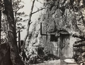 Album "Min verdenskrig - minder om den sydvestlige front i Kärnten, Italien, Trentino-Alto Adige) 31/03/1915-12/11/ 1918 - Josef Zohles Vienna ": krigens tilflugtssted (s/h foto) af Josef Zohles