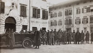 Album "Min verdenskrig - minder om den sydvestlige front i Kärnten, Italien, Trentino-Alto Adige) 31/03/1915-12/11/ 1918 - Josef Zohles Wien ": soldater i Tolmezzo (s/h p) af Josef Zohles