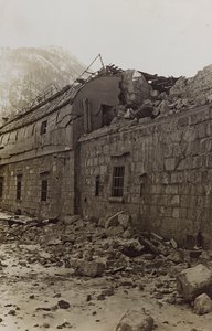 Album "Meine weltkriegs - Erinnerungen South-West Front (Carinthia, Italien, South Tyrol) (Min verdenskrig - minder om den sydvestlige front i Kärnten, Italien, Trentino-Alto Adige) 31/03/1915-12/11/ 1918 - Josef Zohles Wien ": murbrokker af en fabrik (s/h af Josef Zohles