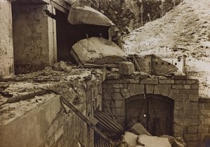 Album "Meine weltkriegs - Erinnerungen South-West Front (Carinthia, Italien, South Tyrol) (Min verdenskrig - minder om den sydvestlige front i Kärnten, Italien, Trentino-Alto Adige) 31/03/1915-12/11/ 1918 - Josef Zohles Wien ": murbrokker af en fabrik (s/h af Josef Zohles