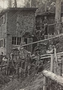 Album "Min verdenskrig - minder om den sydvestlige front i Kärnten, Italien, Trentino-Alto Adige) 31/03/1915-12/11/ 1918 - Josef Zohles Wien ": militærlejr (s/h foto) af Josef Zohles