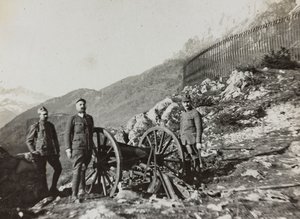 Album "Min verdenskrig - minder om den sydvestlige front i Kärnten, Italien, Trentino-Alto Adige) 31/03/1915-12/11/ 1918 - Josef Zohles Wien ": soldater med kanon (s/h p) af Josef Zohles