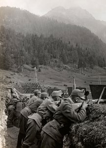 Album "Min verdenskrig - minder om den sydvestlige front i Kärnten, Italien, Trentino-Alto Adige) 31/03/1915-12/11/ 1918 - Josef Zohles Vienna ": soldater i skyttegravene (f.