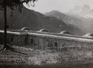 Album "Min verdenskrig - minder om den sydvestlige front i Kärnten, Italien, Trentino-Alto Adige) 31/03/1915-12/11/ 1918 - Josef Zohles Wien ": en italiensk fæstning (s/h pho af Josef Zohles