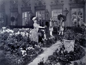 Rejane (Gabrielle Charlotte Reyu, dit) (1856-1920), fransk komiker, der ankom i en stol for at bære et balkostume i New York i 1905 af Joseph Byron