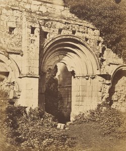 Rievaulx Abbey. Refektorets døråbning, 1850