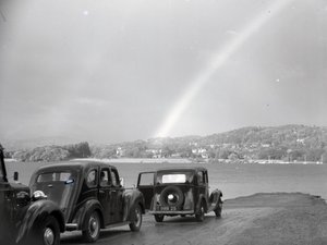 Biler parkeret ved Loughrigg Tarn af Joseph Hardman