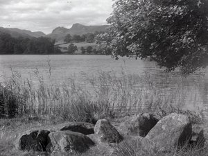 Udsigt over Loughrigg Tarn, i forgrunden er der nogle sten, der er sat i jorden af Joseph Hardman