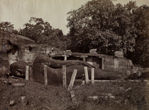 Paranirvana Buddha, Galle Vihara, Polonnaruwa, Ceylon af Joseph Lawton