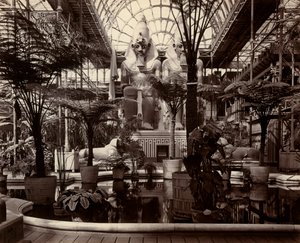 The Crystal Palace i London: indre af det nordlige tværskib, ca. 1870 (s/h foto)
