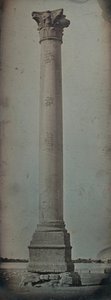 Pompeys søjle, Alexandria, 1842. af Joseph Philibert Girault De Prangey