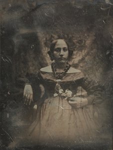 Ung kvinde holder en blomst, ca. 1842.