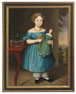 Portræt af Amy Philpot i en blå kjole med dukke og guldfisk