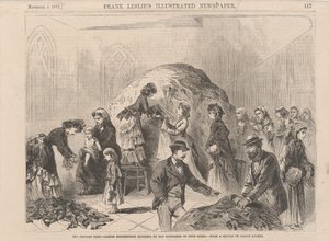 The Chicago Fire: damer, der distribuerer tøj til lidende af begge køn, illustration fra Frank Leslies Illustrated Newspaper, 1871 af Joseph after Becker