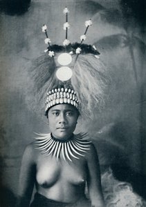 En samoansk kvinde iført et halsbånd med cachalottænder og en ceremoniel hovedbeklædning, 1902