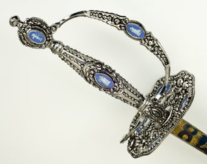 Detalje af et lille sværd, ca. 1790 (facetteret, poleret, blågjort og forgyldt stål med jern- og jaspisvarer)