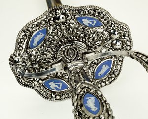 Detalje af et lille sværd, ca. 1790 (facetteret, poleret, blågjort og forgyldt stål med jern- og jaspisvarer)