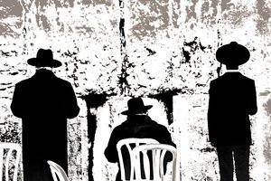 Dovening, fra serien Tuesday at the Wailing Wall, 2016 (fotografi) af Joy Lions