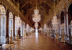 Arkitektur: udsigt over Galerie des Glaces i Versailles restaureret af arkitekten Jules Hardouin-Mansart og bygget fra 1678 til 1684. Versailles Slot, Versailles