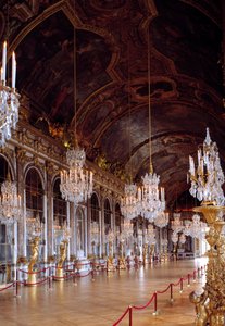Udsigt over Galerie des Glaces i Versailles restaureret, det blev bygget i 1678 af Jules-Hardouin Mansart. Chateau de Versailles. af Jules Hardouin Mansart