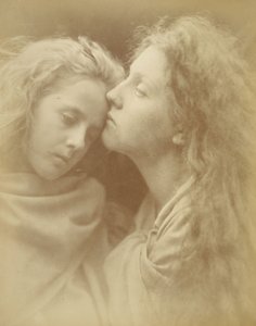 ("The Kiss of Peace" – Fredskysset) – Mary Ann Hillier (og Florence Anson) af Julia Margaret Cameron