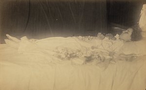 [Studie af et dødt barn]. af Julia Margaret Cameron