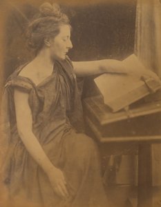 [Kvinde i klæder læser en bog], 1870. af Julia Margaret Cameron
