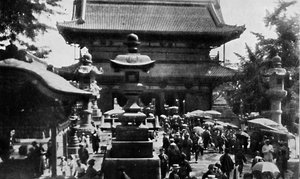 I Asakusa, Tokyos store tempel, er spådomsforretningen livlig, ca. 1900, 1921.