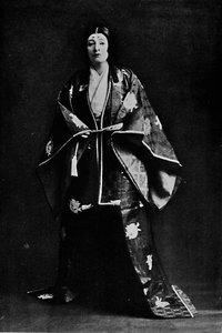 Mrs. Charles Burnett i et japansk hofkostume fra det 15. århundrede. Mrs. Burnetts digte skrevet i Japa