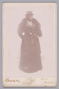 Skabskort af en uidentificeret kvinde iført høj hat og en pelsstol, ca. 1895. af Justus C. Swan