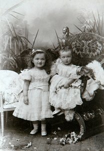 Storhertuginder Olga Nikolaevna og Tatiana Nikolaievna af Rusland, slutningen af det 19. århundrede