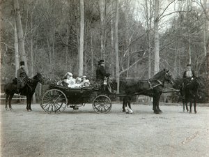 Tsar Nicholas II af Rusland med sin familie i parken Tsarskoye Selo, Rusland, 1900-tallet.