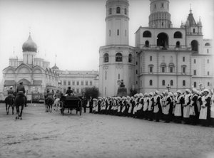 Zar Nicholas II gennemgår paraden for eleverne fra Moskva i Kreml, Rusland, 1912
