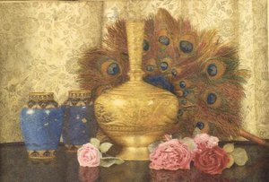 Østlige gaver: Cloisonne-vase, påfuglefjer, damaskroser og indisk vase af Kate Hayllar