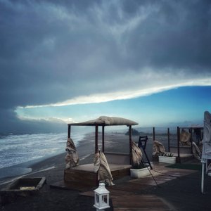 Surrealistisk stormende himmel Vinterstrand af Katha Wood