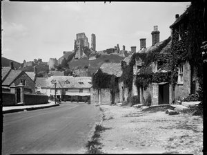 Corfe Castle, Purbeck, Dorset af Katherine Jean Macfee