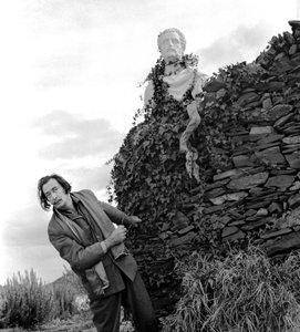 Salvador Dali i Port Lligat, november 1957 (s/h-billede)