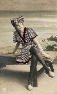 Kvinde i sommerkjole, ca. begyndelsen af 1900-tallet (postkort)